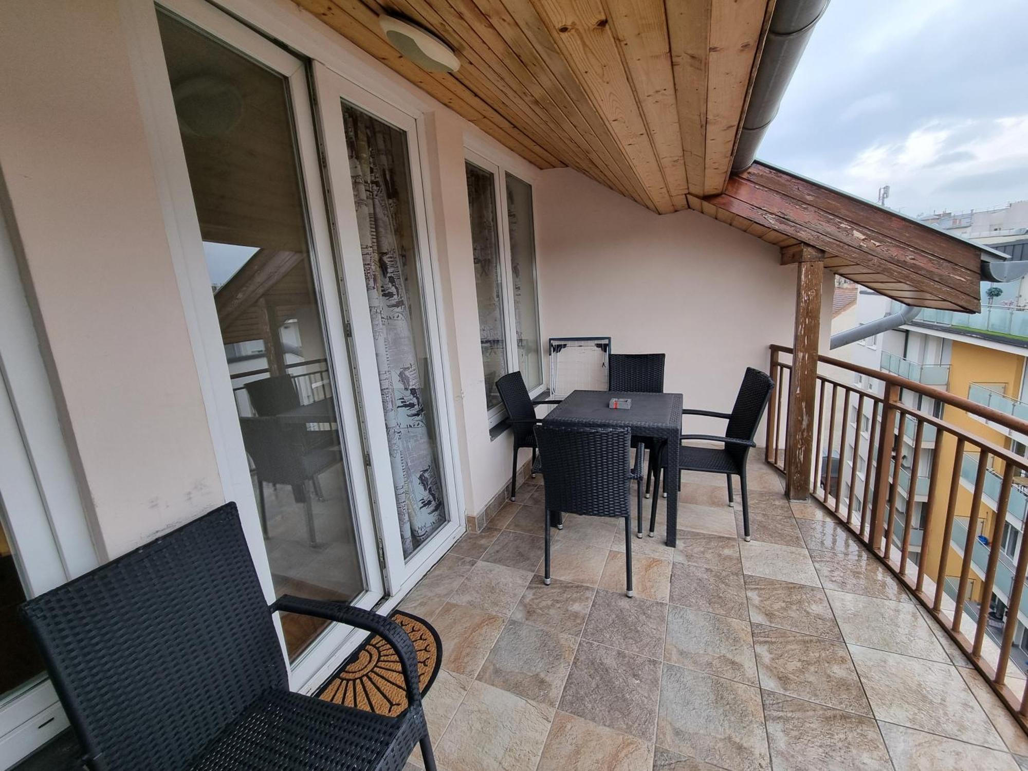 Merry&Car - Huge Balcony + Living Room + 2Br Budapest Bagian luar foto