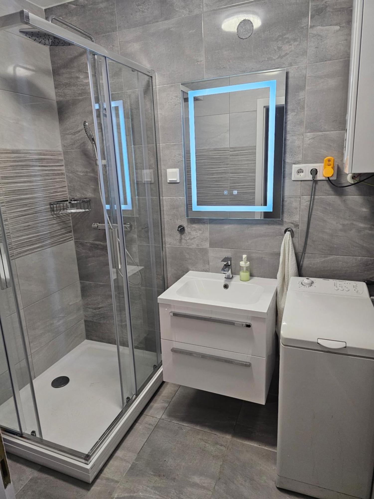 Merry&Car - Huge Balcony + Living Room + 2Br Budapest Bagian luar foto